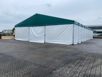 Lagerzelt 15m breit in der Nähe von Regensburg montiert.