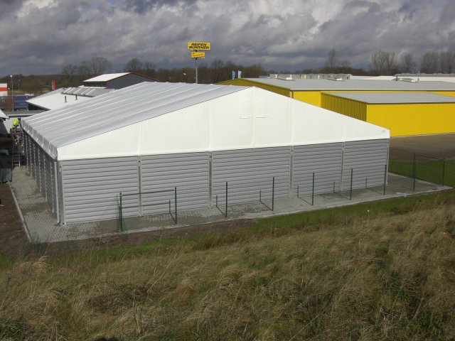 Lagerhalle mit Planendach und Trapezblechverkleidung