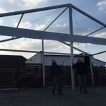 Auszubildender Matthias mit Ausbilder Almir nach erfolgreichem Bestehen - unter seinem Werk - 10m breites transparentes Giebeldreieck