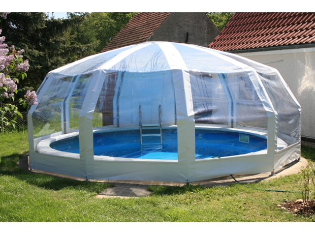 Poolabdeckung mit Einstieg aus transparenten Planen