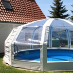 Poolabdeckung aus transparenten Planen mit Einstieg