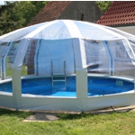 Poolabdeckung mit transparenten Planen