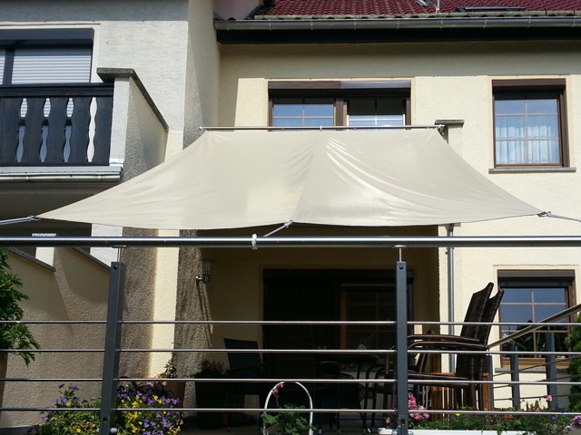 Sonnenschutz auf der Terrasse hergestellt aus beiger Plane