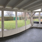 Terrassenwindschutz aus Plane mit transparenten Fenstern